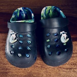 Capelli New York Kids Black Clogs with Shark Charm, Size 10